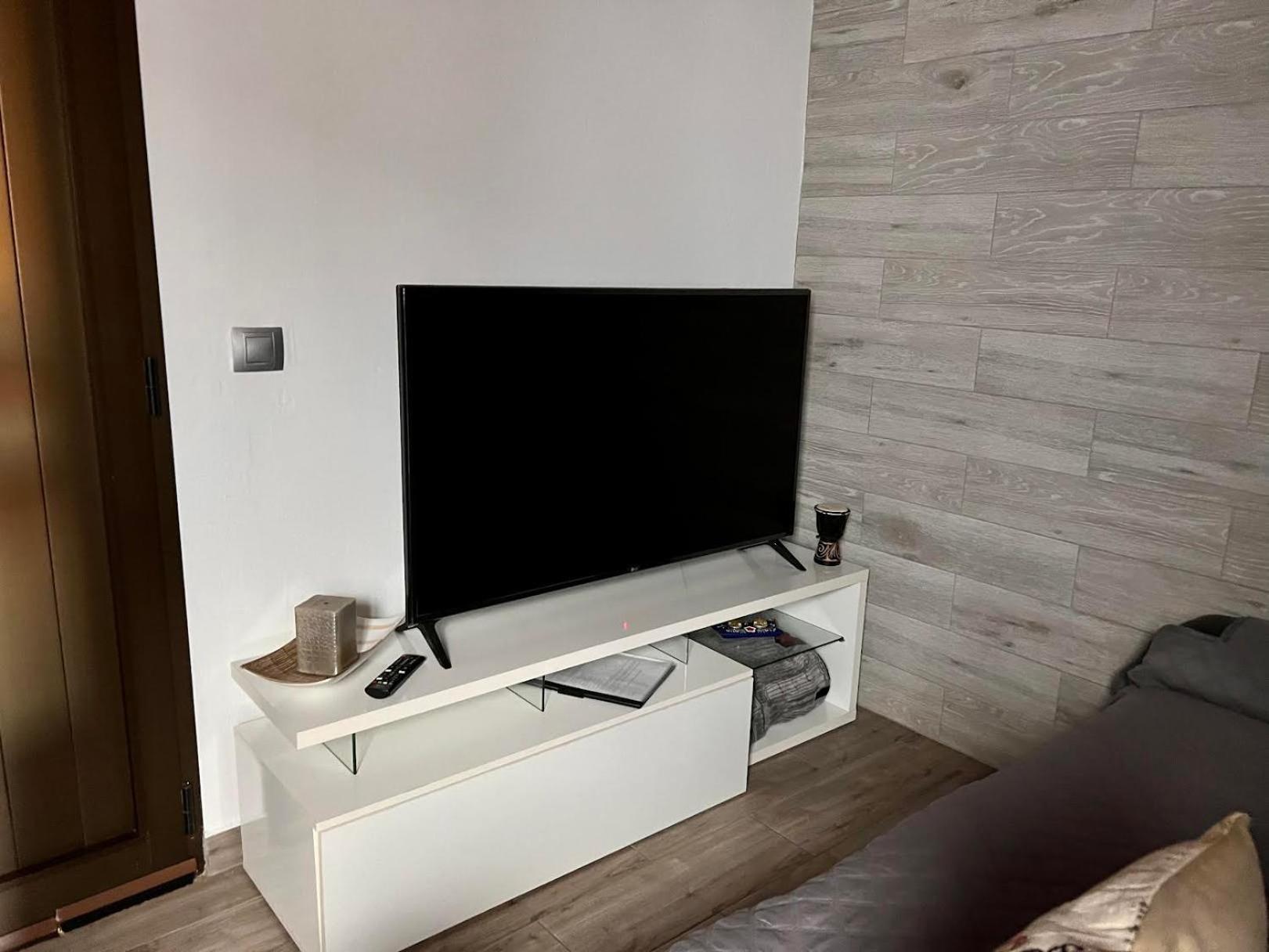 Estudio Agradable, Con Jacuzzi, Terraza Y Barbacoa, Totalmente Independiente Apartment คอร์ราเลโฮ ภายนอก รูปภาพ